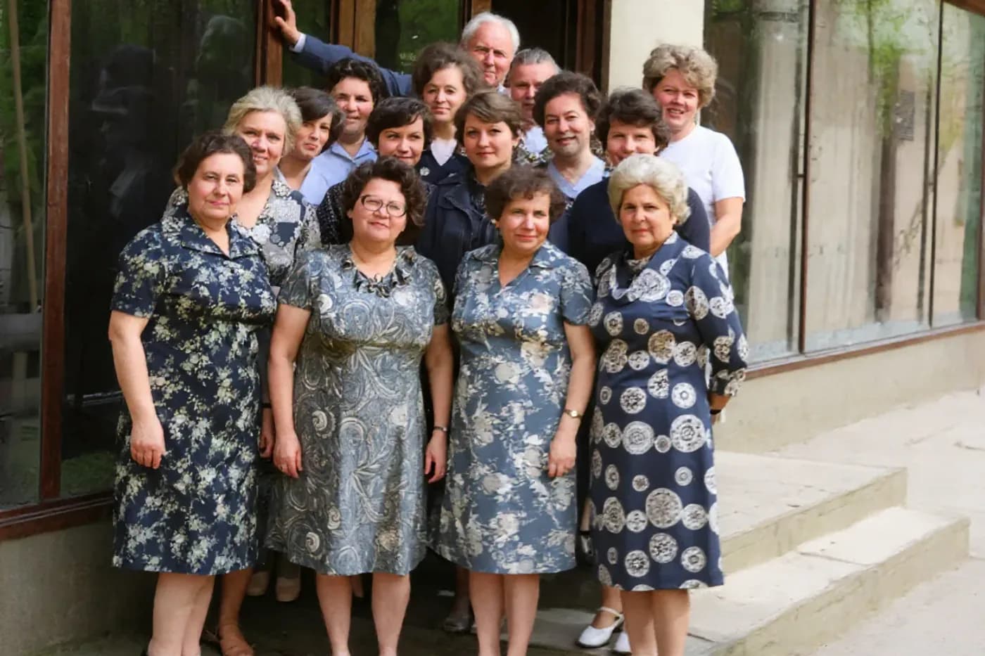 Та же групповая фотография в цвете: у каждой женщины свой оттенок кожи и волос, платья в сине-серой гамме